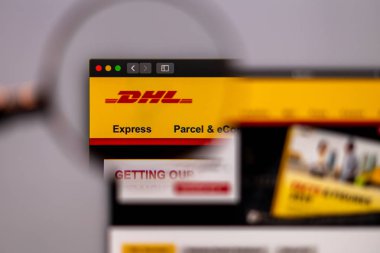 Dhl şirket web sitesi ana sayfası. Dhl logosunun kapatılması. 