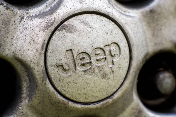 Tallinn Észtország Mai 2020 Close Jeep Logo Old Suv Wheel Stock Kép