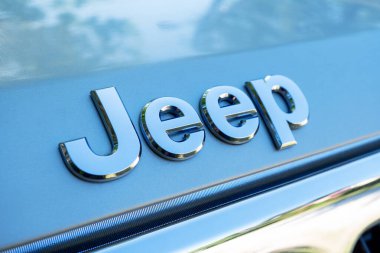 Tallinn / Estonya - 23 Haziran 2020: SUV otomobili üzerindeki cip logosunu kapat. Jeep, Amerikan otomobilleri markası olan FCA US LLC.