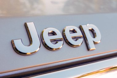 Tallinn / Estonya - 23 Haziran 2020: SUV otomobili üzerindeki cip logosunu kapat. Jeep, Amerikan otomobilleri markası olan FCA US LLC.