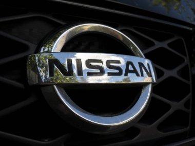 Tallinn / Estonya - 28 Ağustos 2020: Nissan logosu eski SUV tekerleğinin üzerinde. Nissan, Uluslararası RenaultNissanMitsubishi Birliği 'nin bir markasıdır.