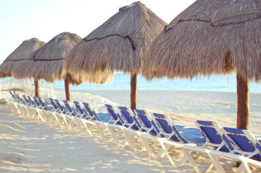 plaj sandalyeleri hattı