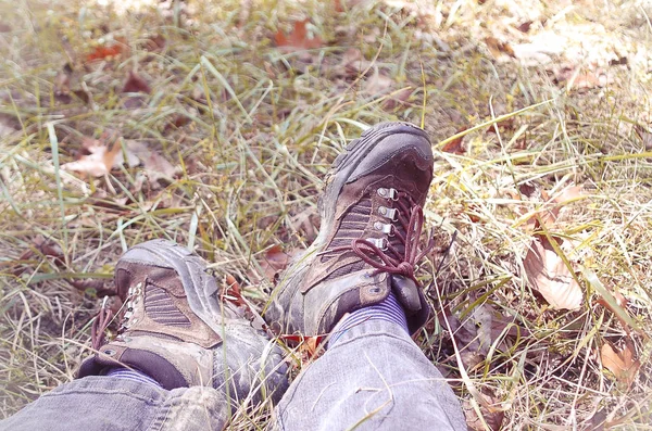 Pies Con Botas Senderismo Acostados Hierba — Foto de Stock