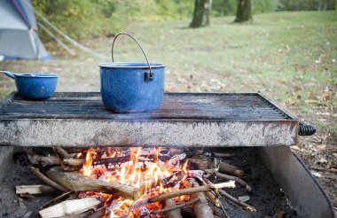 Bir kamp ateşi üzerinde tavalarda food yemek