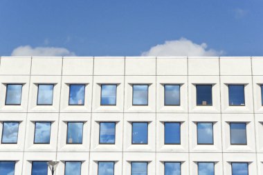 Indentical Windows ve mavi gökyüzü ile ofis binası