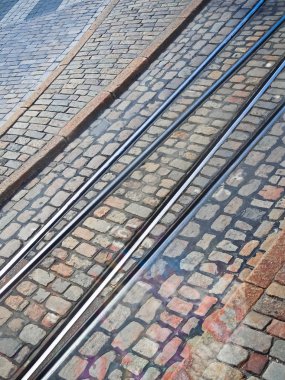 Çapraz tramvay rayları tuğla sokakta