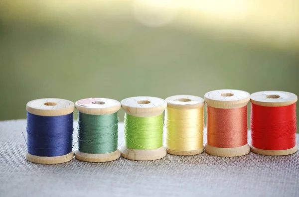 Dikiş ipliği, rengarenk makaralar 