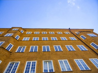 Mavi gökyüzü ile bir bina bakarak perspektif