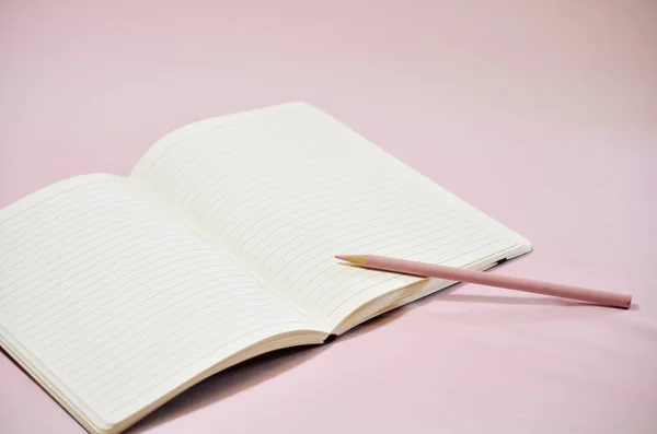 Caderno Branco Com Lápis Sobre Fundo Rosa — Fotografia de Stock