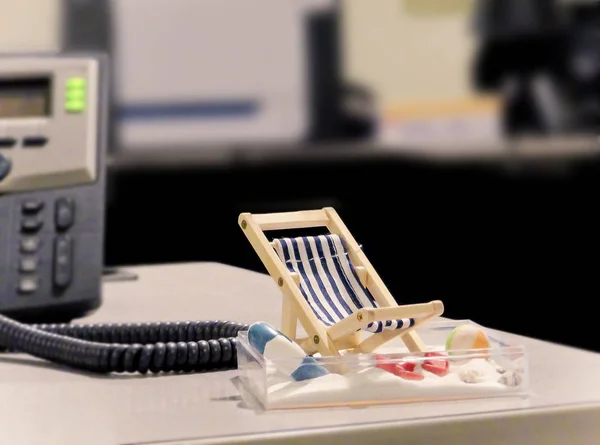 Minyatür plaj sandalye ofis masasında