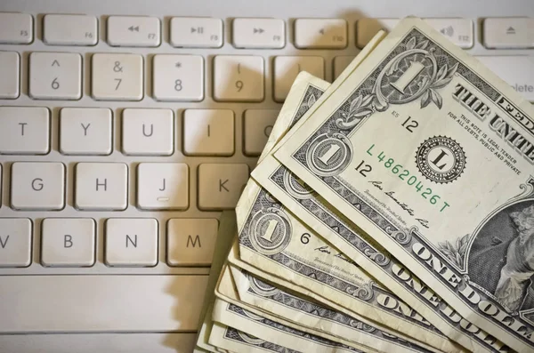Bilgisayar klavye üzerinde para yığını