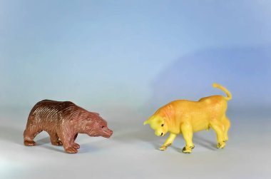 Oyuncak ayı ve boğa figürler mavi zemin üzerine