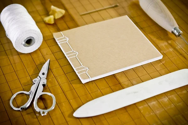 Pequeno Caderno Costurado Mão Com Suprimentos Encadernação — Fotografia de Stock