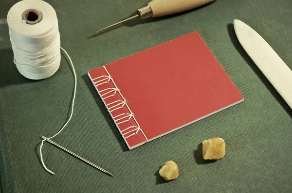 Küçük Kırmızı Bıçak Dikiş Kitap Bookbinding Araçları ile çevrili