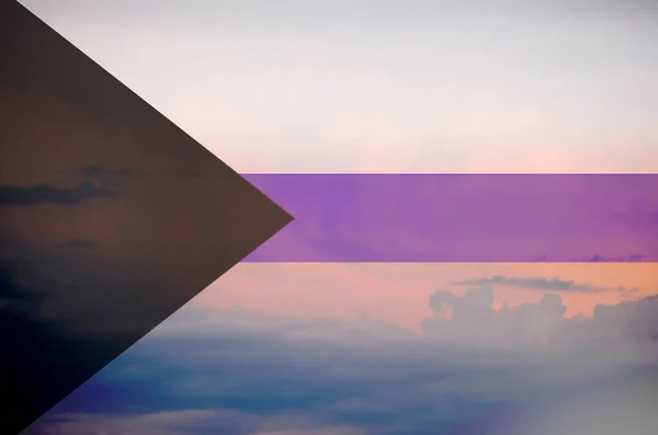 Gökyüzü ve Bulutlar Arka Plan ile Demisexual Bayrak