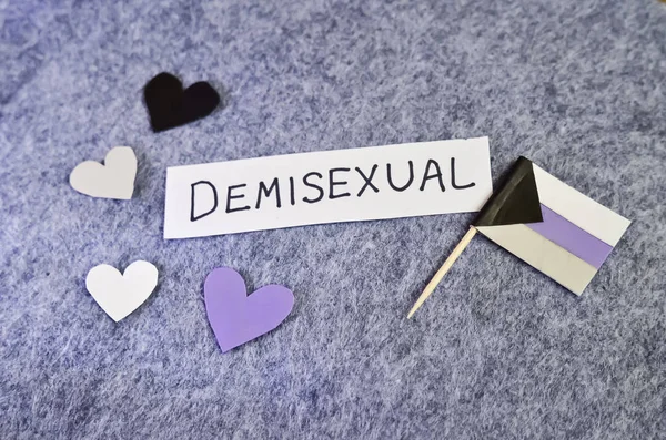 Demi Bayrak ve Kalpler ile Gri Arka Plan Üzerinde El Yazısı Kelime Demisexual