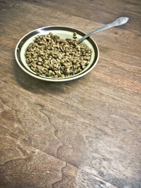 Tahta bir masada mercimek ve pirinç kasesi.