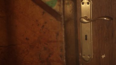 Anahtar deliği aşağı bir gizemli ışık 