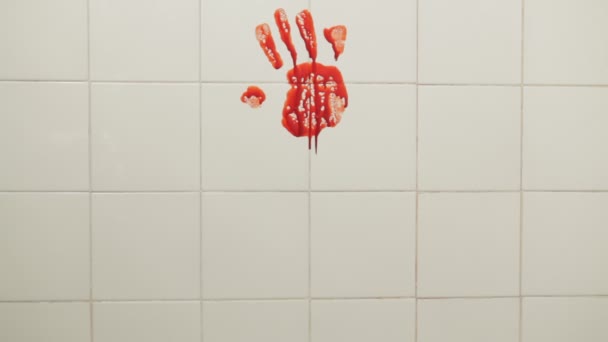 Huella Mano Sangrienta Una Pared Sangre Está Cayendo Lentamente Útil — Vídeo de stock