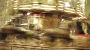 Deli carousel, süper hızlı (Bu bir hızlandırılmış 's) o zaman kamera iplik eski bir atlıkarınca döner, de delilik temsil eden için yararlı. Sen-ebilmek bulmak bir birkaç bir döngü noktaları Düzenle.
