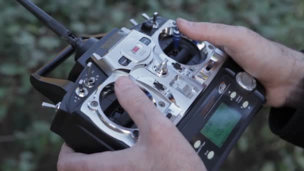 Control Radio Drones Alguien Con Controlador Está Moviendo Dron Coche — Vídeo de stock