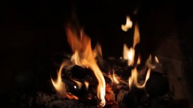 Birisi Şöminede ateş yaratıyor. Aile bir sahne'de Noel olabilir yüzmek ya da Sevgililer günü romantik bir hafta sonu.