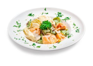 mantar sos ve beyaz arka plan üzerinde bir tabakta rendelenmiş peynir ile renkli köfte