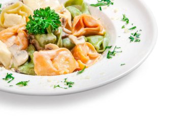 mantar sos ve beyaz arka plan üzerinde bir tabakta rendelenmiş peynir ile renkli köfte