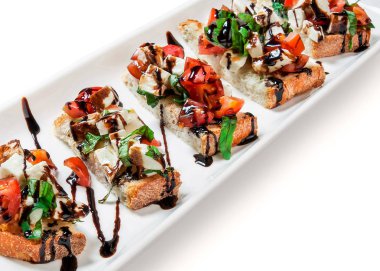 beyaz zemin üzerinde bir tepside mini sandviç (tost) sürü