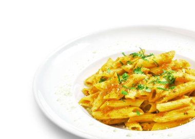 Baharatlı peynir sos ve beyaz arka plan üzerinde bir tabakta yeşillik ile makarna