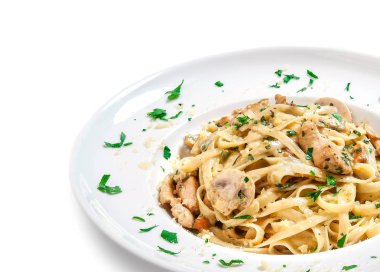 mantar, tavuk ve tabak beyaz arka plan üzerinde soslu erişte