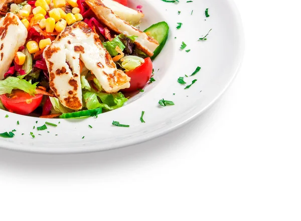 beyaz zemin üzerinde bir plaka üzerinde otlar ile taze sebze salatası