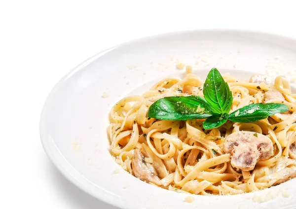 taze hazırlanmış makarna peynir ve beyaz arka plan üzerinde kase mantar sos ile