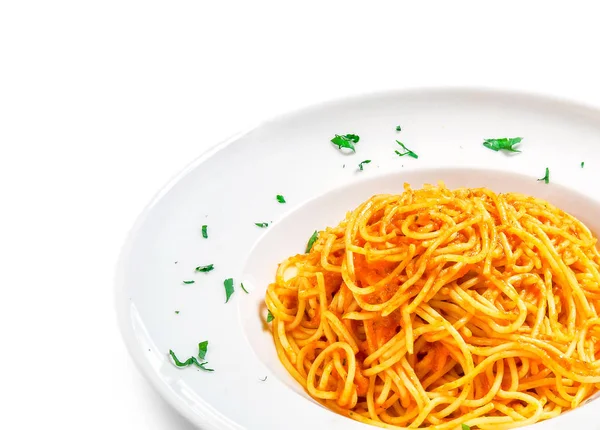 Spagetti peynir sos ve beyaz arka plan üzerinde bir tabakta yeşillik ile