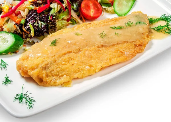 kızarmış balık, sebze ve sos (sos) beyaz arka plan üzerinde bir tabakta tava
