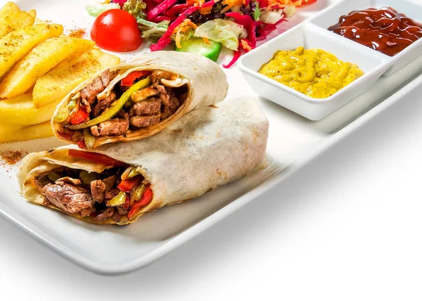 sandviçle (etli rulo), patates, sebze ve sos plaka beyaz arka plan üzerinde