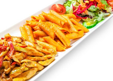 beyaz zemin üzerine tabak içinde soslu makarna sebze ve et ile drizzled