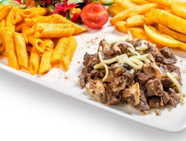 patates kızartması, gulaş, makarna ve sebzeler beyaz zemin üzerine bir tabak içinde