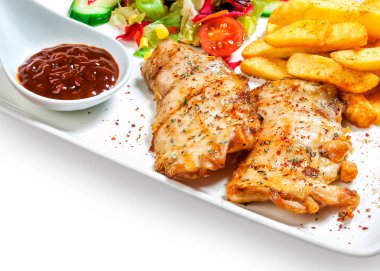 Biftek ile kızarmış patates, sebze ve beyaz arka plan üzerinde bir kasede Barbekü sosu