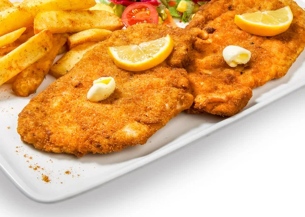 kızarmış balık ekmek kırıntıları beyaz zemin üzerine bir tabak içinde sebze ve patates kızartması ile