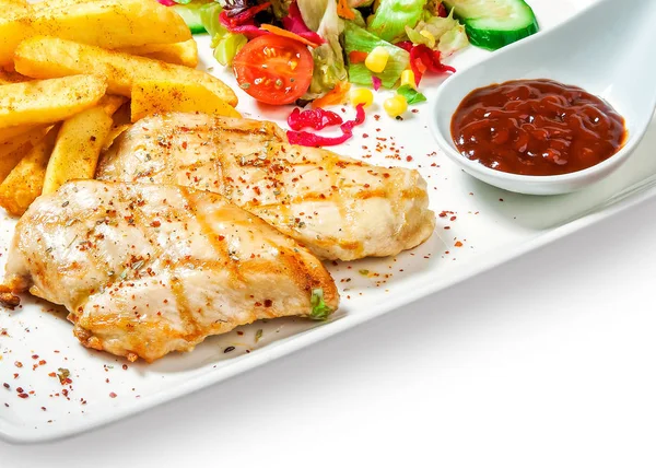 tavuk biftek ile kızarmış patates, sebze ve beyaz arka plan üzerinde bir kasede Barbekü sosu