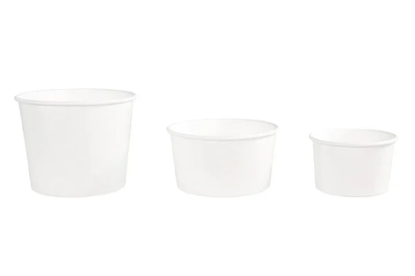 Boş kağıt bardak içinde farklı büyüklük izole arka plan üzerinde