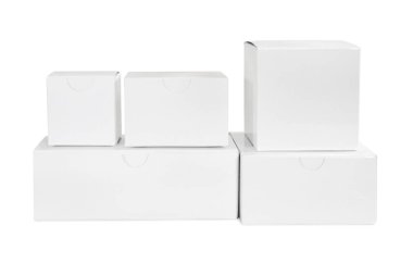 Beş beyaz kapalı kutu, izole arka plan üzerinde ambalaj boş.
