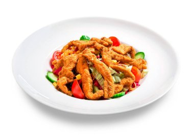 ekmekli tavuk ve beyaz arka plan üzerine bir tabak sebze salatası