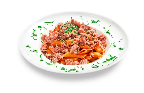 ton balığı ve sos plaka üzerinde beyaz arka plan ile makarna