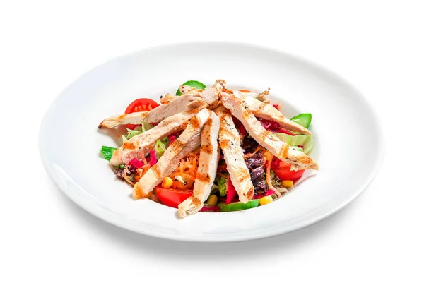 et ve sebze beyaz arka plan üzerinde plaka ile karışık salata