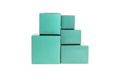 Beş turkuaz kapalı kutu, izole arka plan üzerinde ambalaj boş