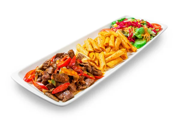 Beyaz arka plan üzerinde plaka soslu makarna et, biber ve sebze ile drizzled