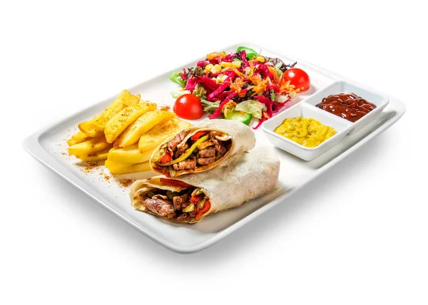 sandviçle (etli rulo), patates, sebze ve sos plaka beyaz arka plan üzerinde