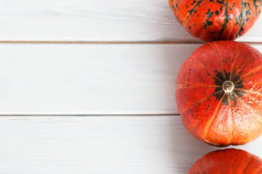 Eski ahşap beyaz arka plan üzerinde kabak.